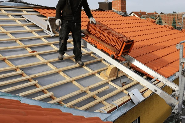 Artisan couvreur réalisant des travaux de réfection et d'étanchéité de toiture en tuiles à Duras 47120
