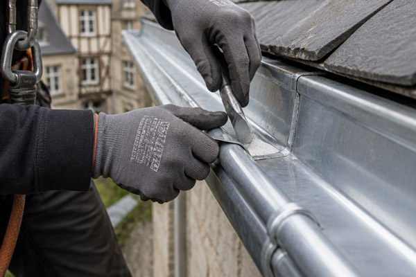 Travaux de zinguerie sur-mesure et pose de gouttières zinc et alu à Duras